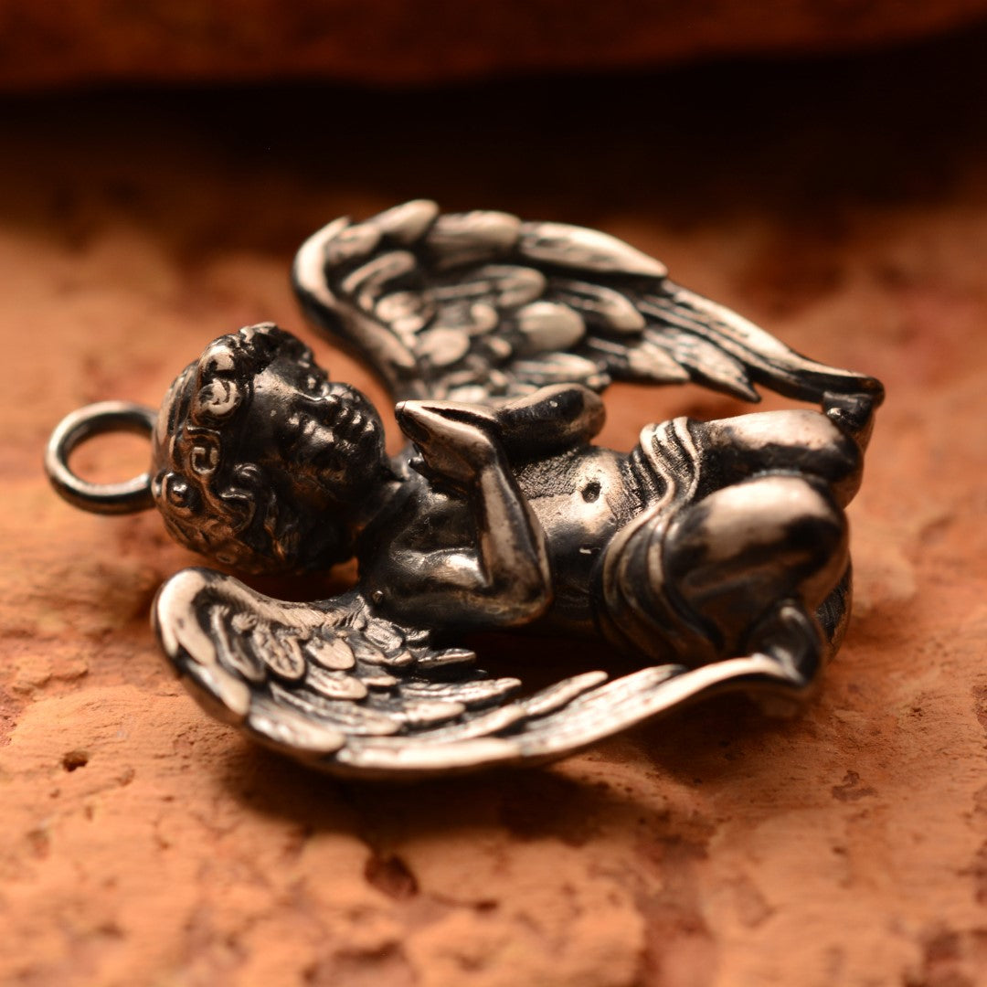 Сребърен медальон 925 „Ангел в молитва“ – оксидирано покритие | Талисман на вярата и светлината | Амулет на закрилата и духовния мир | Бохо – Рустик – Скулптурни бижута | Арт Дива