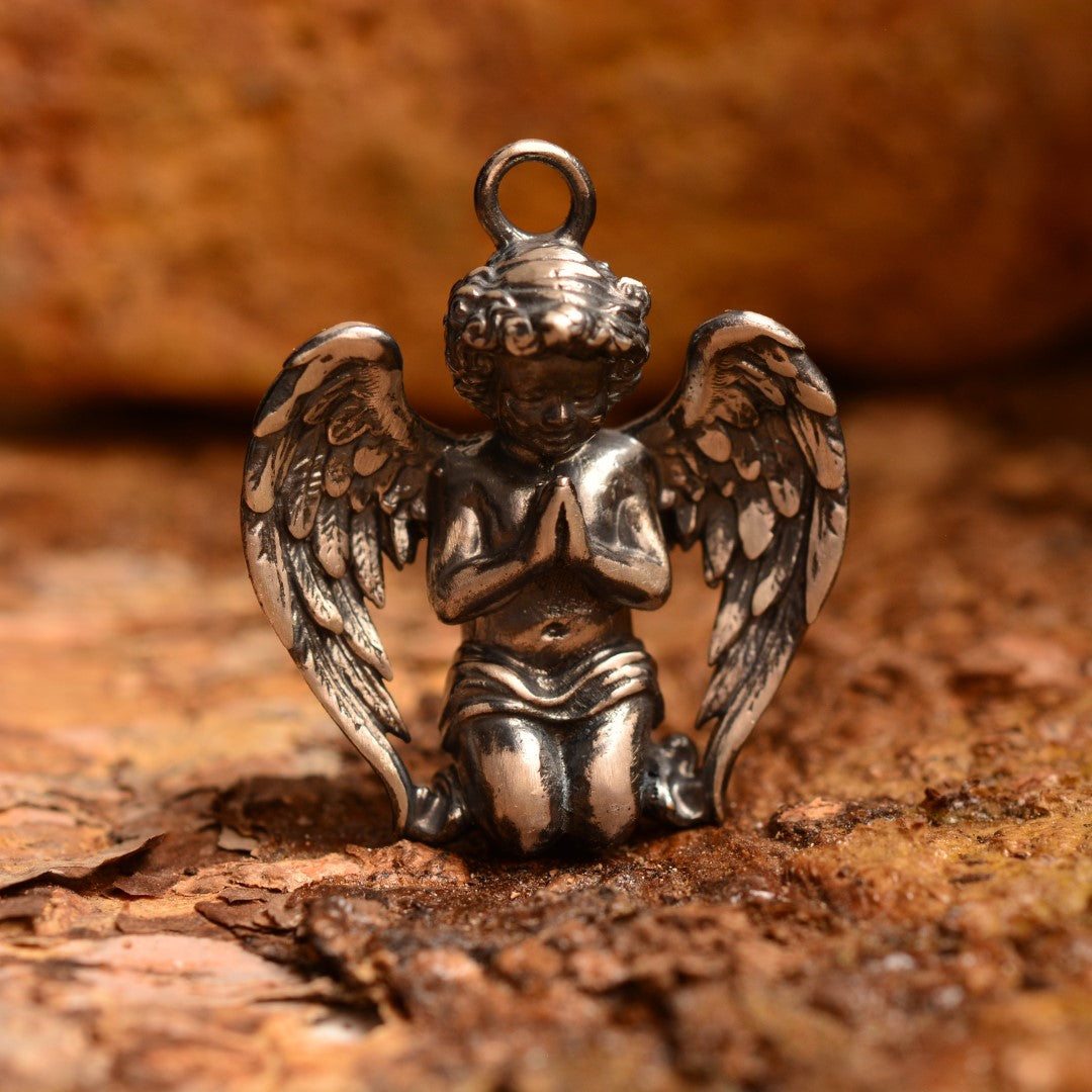 Сребърен медальон 925 „Ангел в молитва“ – оксидирано покритие | Талисман на вярата и светлината | Амулет на закрилата и духовния мир | Бохо – Рустик – Скулптурни бижута | Арт Дива