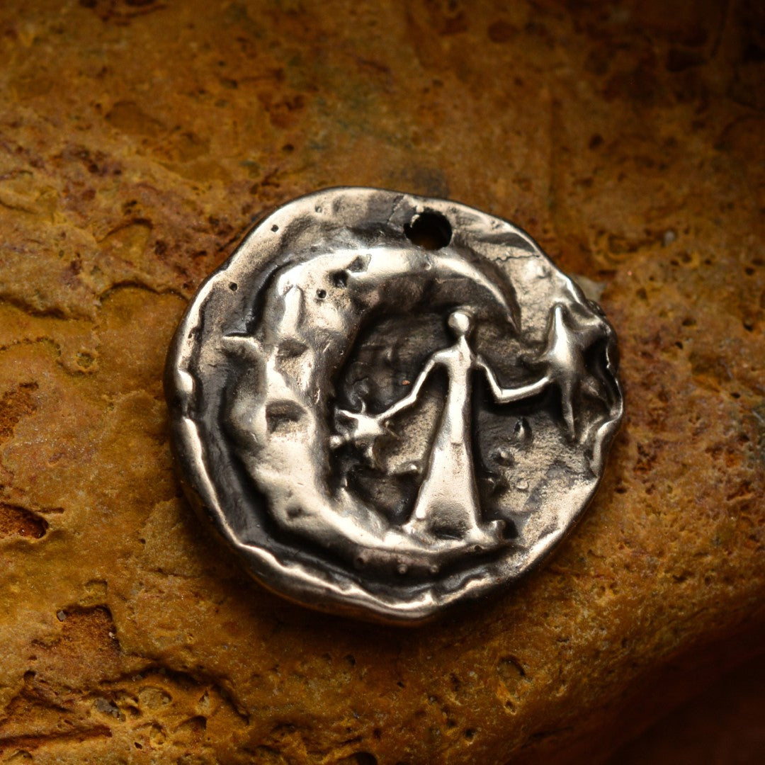 Ръчно изработен сребърен медальон 925 „Ангелът поставя звезда на небето“ във винтидж стил | Талисман за вечна памет и духовна връзка | Амулет на любовта към изгубен близък | Арт Дива