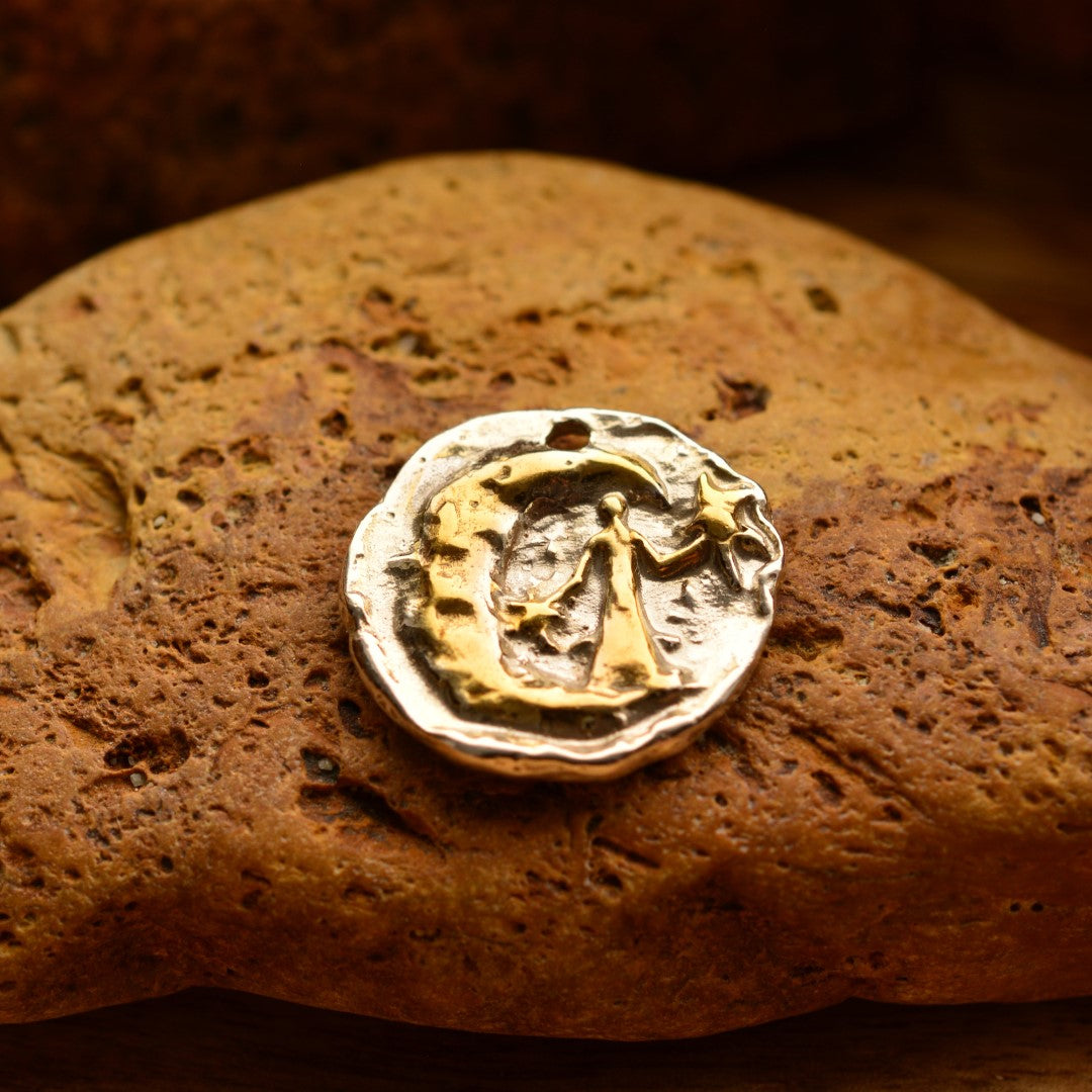 Ръчно изработен сребърен медальон 925 „Ангелът поставя звезда на небето“ със златни акценти | Талисман за вечна памет и духовна връзка | Амулет на любовта към изгубен близък | Бохо – Рустик – Скулптурни бижута | Арт Дива