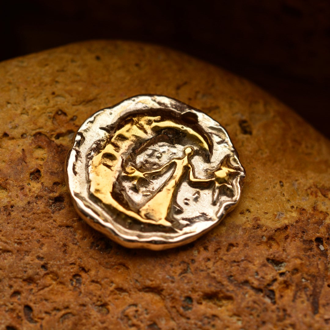 Ръчно изработен сребърен медальон 925 „Ангелът поставя звезда на небето“ със златни акценти | Талисман за вечна памет и духовна връзка | Амулет на любовта към изгубен близък | Бохо – Рустик – Скулптурни бижута | Арт Дива