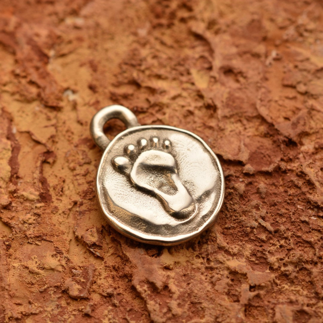 Сребърен медальон 925 „Бебешко краче“ – талисман за ново начало и семейна обич | Art Diva – ръчно изработено бохо рустик скулптурно бижу