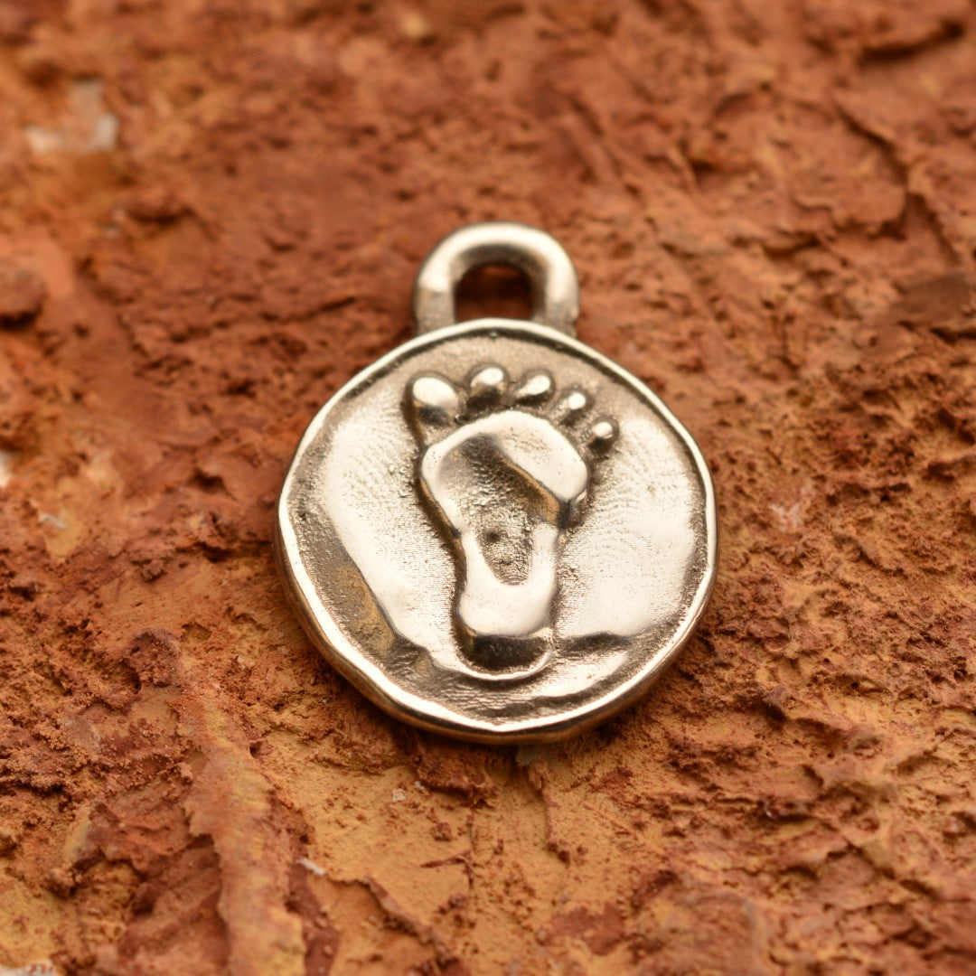 Сребърен медальон 925 „Бебешко краче“ – талисман за ново начало и семейна обич | Art Diva – ръчно изработено бохо рустик скулптурно бижу