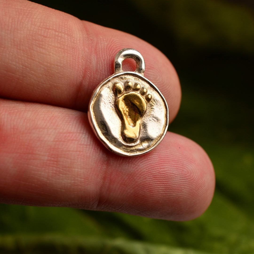 „Бебешко краче“ – сребърен медальон 925 със златни акценти | Талисман на новия живот и чистата обич | Амулет на майчината любов и връзката между дете и родител | Бохо – Рустик – Скулптурни бижута | Арт Дива