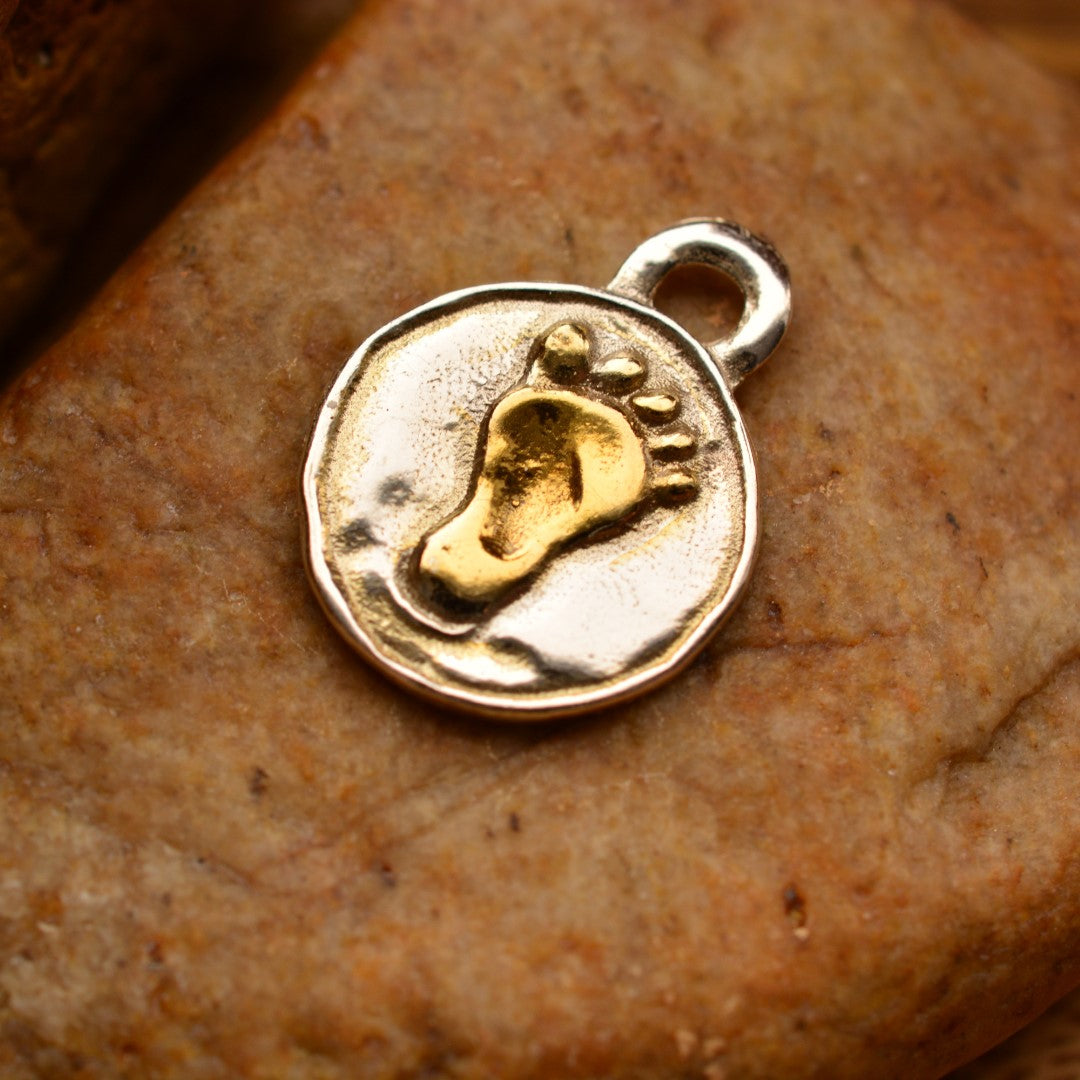 „Бебешко краче“ – сребърен медальон 925 със златни акценти | Талисман на новия живот и чистата обич | Амулет на майчината любов и връзката между дете и родител | Бохо – Рустик – Скулптурни бижута | Арт Дива