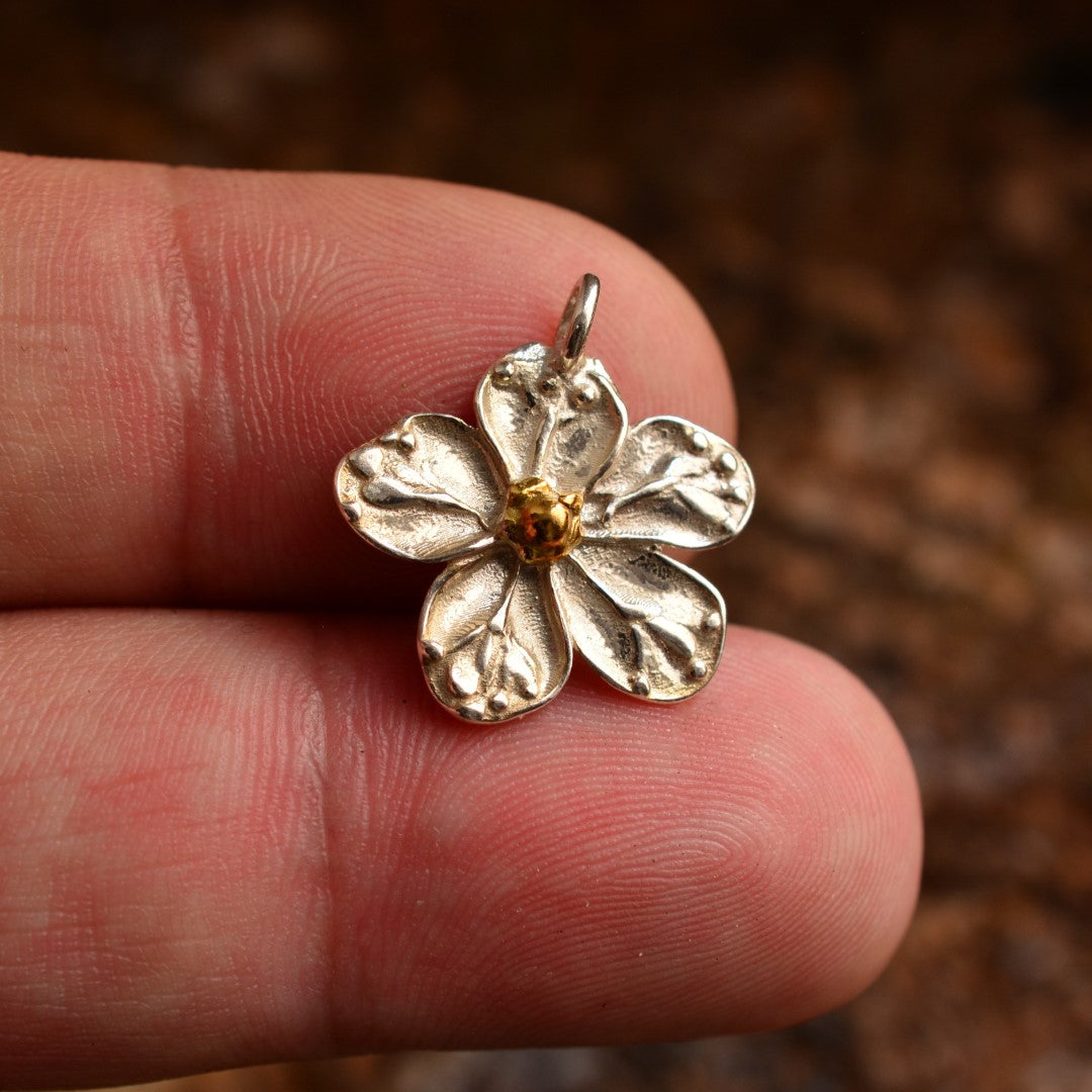 Ръчно изработен сребърен медальон 925 „Черешов цвят“ със златни акценти | Символ на пролетта, чистотата и новото начало | Арт Дива