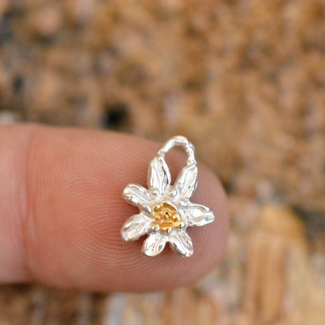 Сребърно Бижу 925 – Медальон Цвете Еделвайс, Талисман за Чиста Любов и Вярност, Бохо Стил, Ръчна Изработка | ArtDiva Скулптурни Бижута | Колекция „Блясък“ е със Златни Акценти