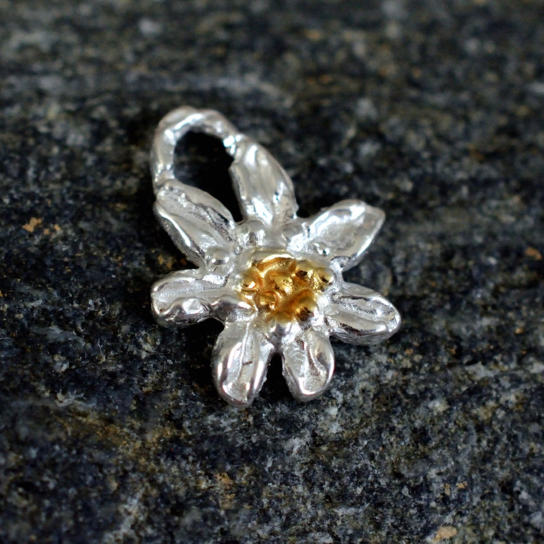 Сребърно Бижу 925 – Медальон Цвете Еделвайс, Талисман за Чиста Любов и Вярност, Бохо Стил, Ръчна Изработка | ArtDiva Скулптурни Бижута | Колекция „Блясък“ е със Златни Акценти