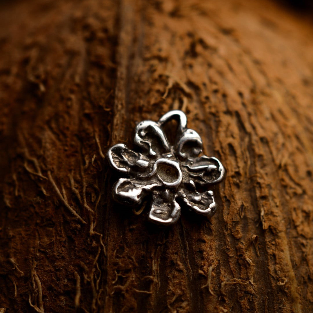 Сребърен медальон 925 цвете – талисман за хармония, скулптурни бижута, бохо стил, ръчна изработка, подходящ подарък за майка, дъщеря или приятелка Арт Дива