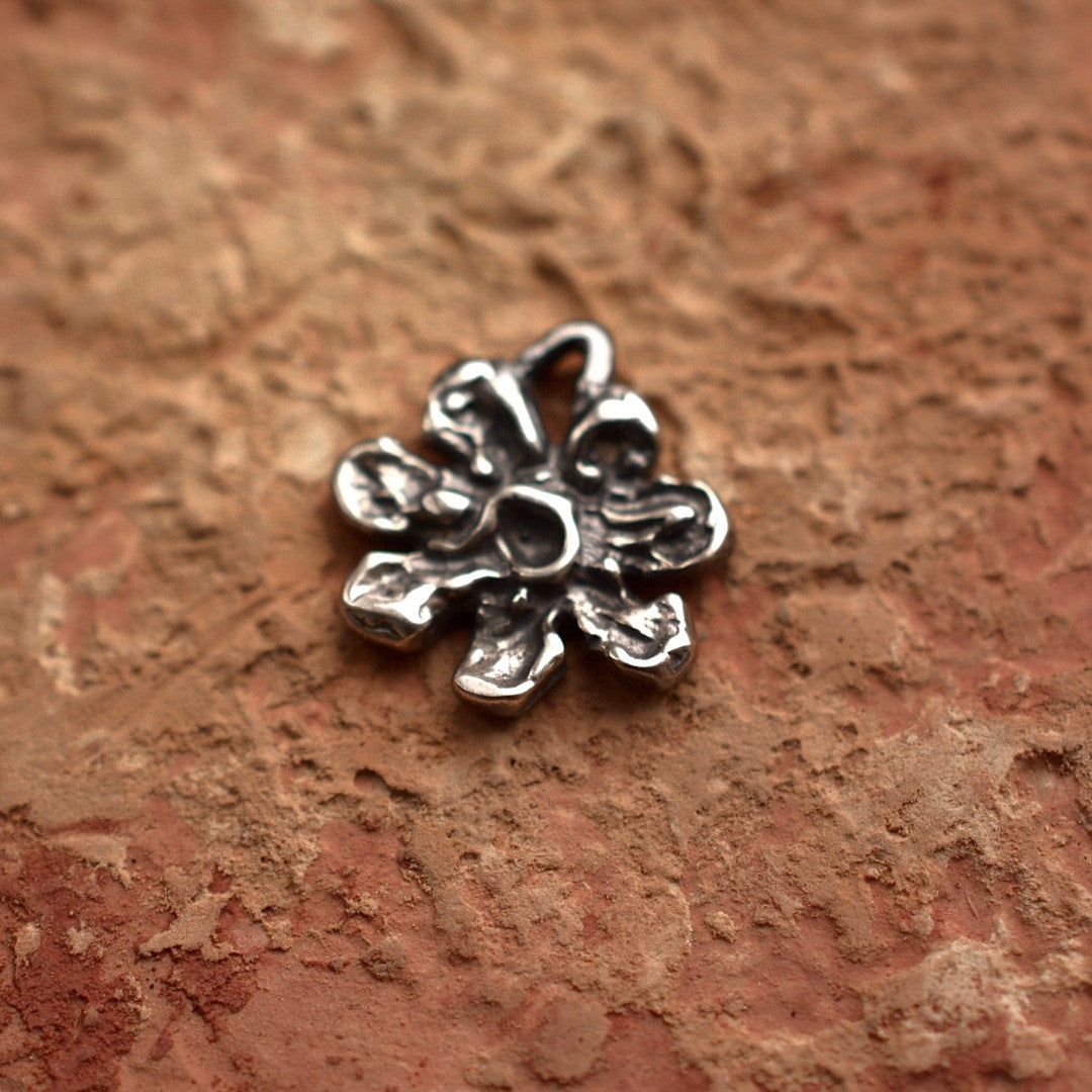 Сребърен медальон 925 цвете – талисман за хармония, скулптурни бижута, бохо стил, ръчна изработка, подходящ подарък за майка, дъщеря или приятелка Арт Дива