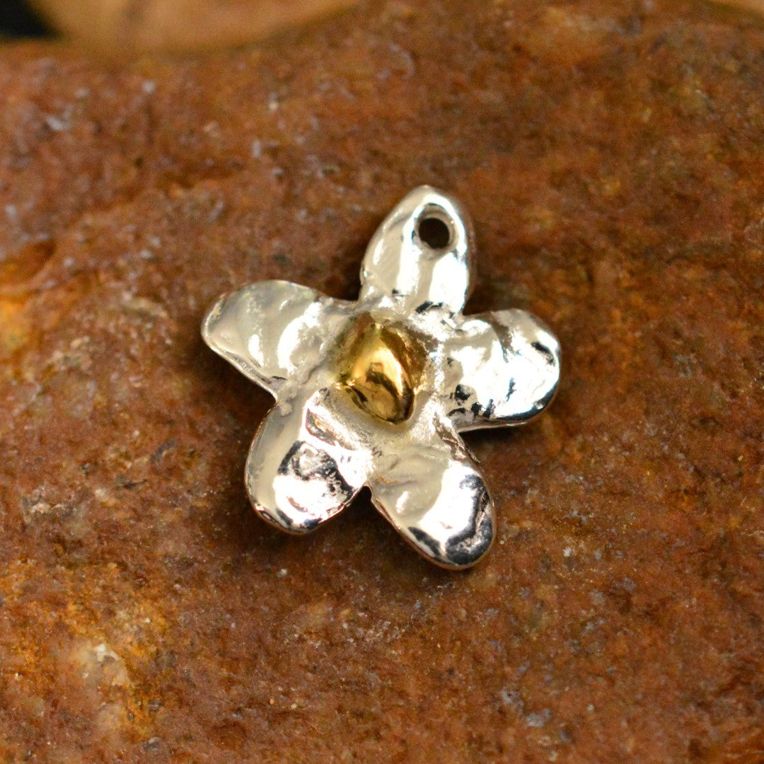 Сребърен медальон 925 цвете със златен център – талисман за нежност и хармония, ръчна изработка в бохо и рустик стил | Арт Дива