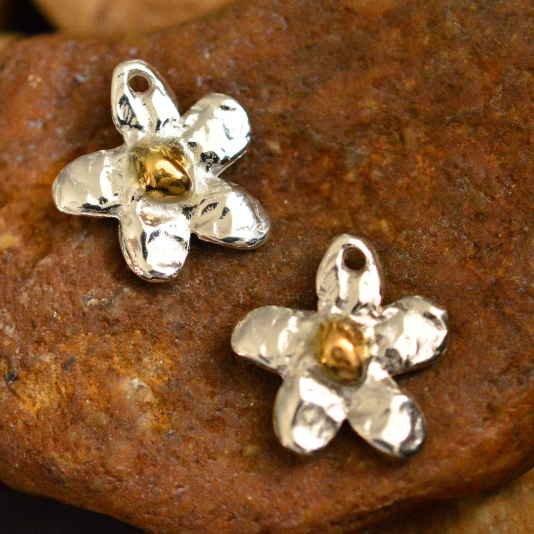 Сребърен медальон 925 цвете със златен център – талисман за нежност и хармония, ръчна изработка в бохо и рустик стил | Арт Дива