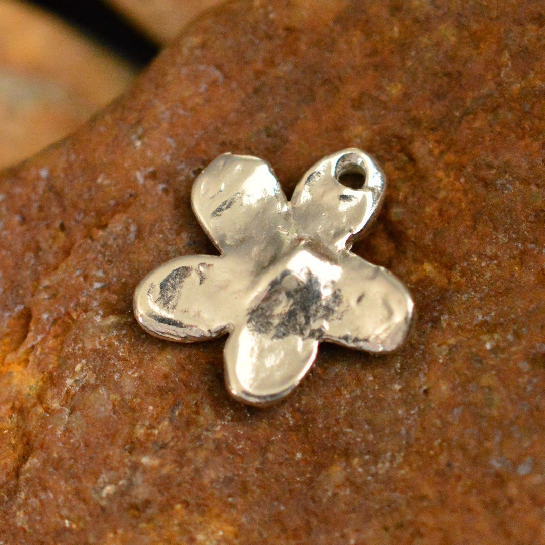 Сребърен медальон 925 цвете със златен център – талисман за нежност и хармония, ръчна изработка в бохо и рустик стил | Арт Дива