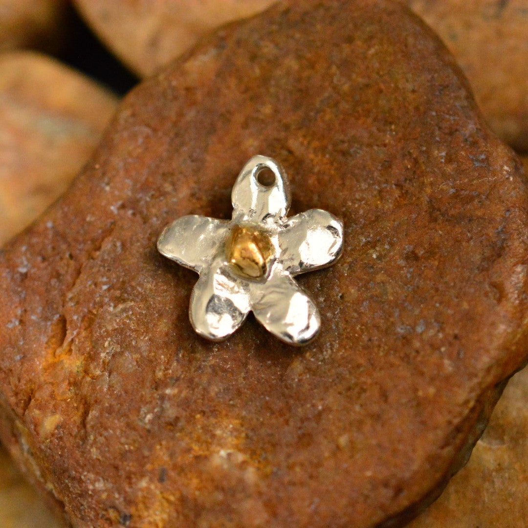 Сребърен медальон 925 цвете със златен център – талисман за нежност и хармония, ръчна изработка в бохо и рустик стил | Арт Дива