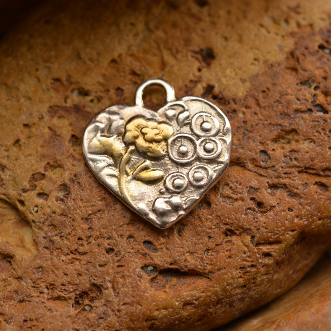 Ръчно изработен сребърен медальон 925 „Цветно сърце“ със златни акценти | Талисман на нежността и хармонията | Амулет за любов | Бохо – Рустик – Скулптурни бижута | Арт Дива