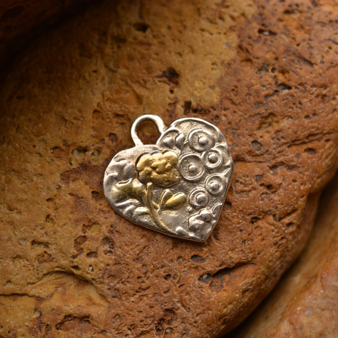 Ръчно изработен сребърен медальон 925 „Цветно сърце“ със златни акценти | Талисман на нежността и хармонията | Амулет за любов | Бохо – Рустик – Скулптурни бижута | Арт Дива