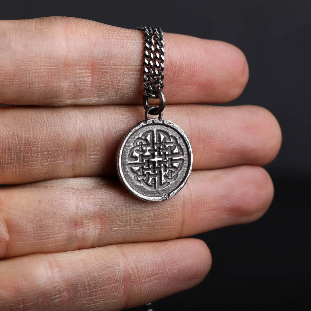 Мъжко колие Dara с висулка Келтски възел | Сребърен медальон 925 ръчна изработка | Символ на сила и мъдрост | Ръчно изработено скулптурно бижу от Арт Дива