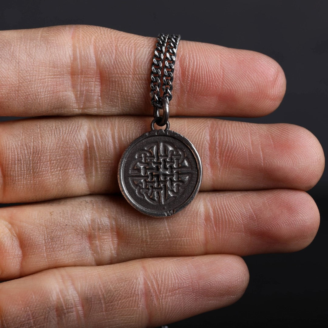 Мъжко колие Dara с висулка Келтски възел | Сребърен медальон 925 ръчна изработка | Символ на сила и мъдрост | Ръчно изработено скулптурно бижу от Арт Дива