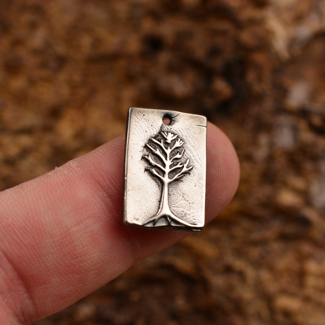 Сребърен медальон 925 „Дърво на живота“ – ръчно изработен талисман за семейна връзка, закрила и хармония, бохо-рустик скулптурно бижу от Арт Дива, заснето върху естествен фон.
