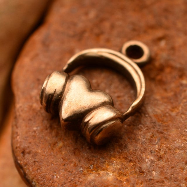 Сребърен медальон 925 „DJ Сърце“ – символ на любов към музиката | Слушалки върху сърце | Оксидирано бохо – рустик бижу | Арт Дива