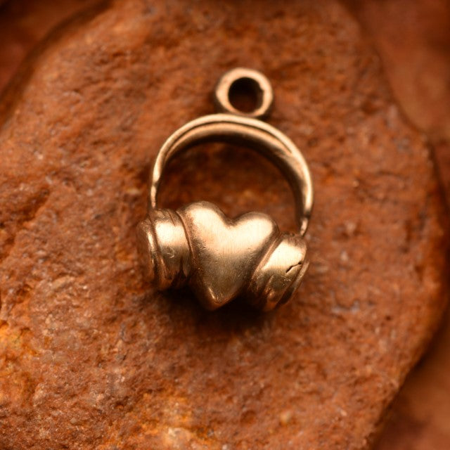 Сребърен медальон 925 „DJ Сърце“ – символ на любов към музиката | Слушалки върху сърце | Оксидирано бохо – рустик бижу | Арт Дива