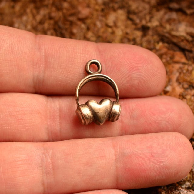 Сребърен медальон 925 „DJ Сърце“ – символ на любов към музиката | Слушалки върху сърце | Оксидирано бохо – рустик бижу | Арт Дива