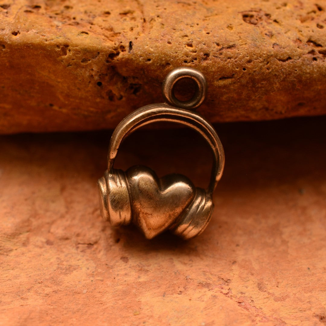 Сребърен медальон 925 „DJ Сърце“ – символ на любов към музиката | Слушалки върху сърце | Оксидирано бохо – рустик бижу | Арт Дива