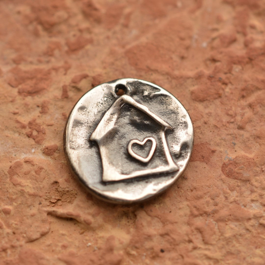 Сребърен медальон „Домът е всичко“ – къща със сърце, ръчно изработена висулка от Art Diva, символ на семейния уют и обич
