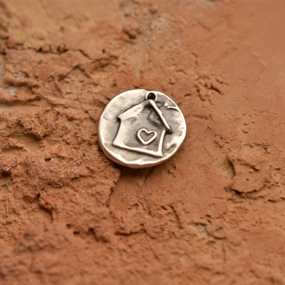 Сребърен медальон „Домът е всичко“ – къща със сърце, ръчно изработена висулка от Art Diva, символ на семейния уют и обич