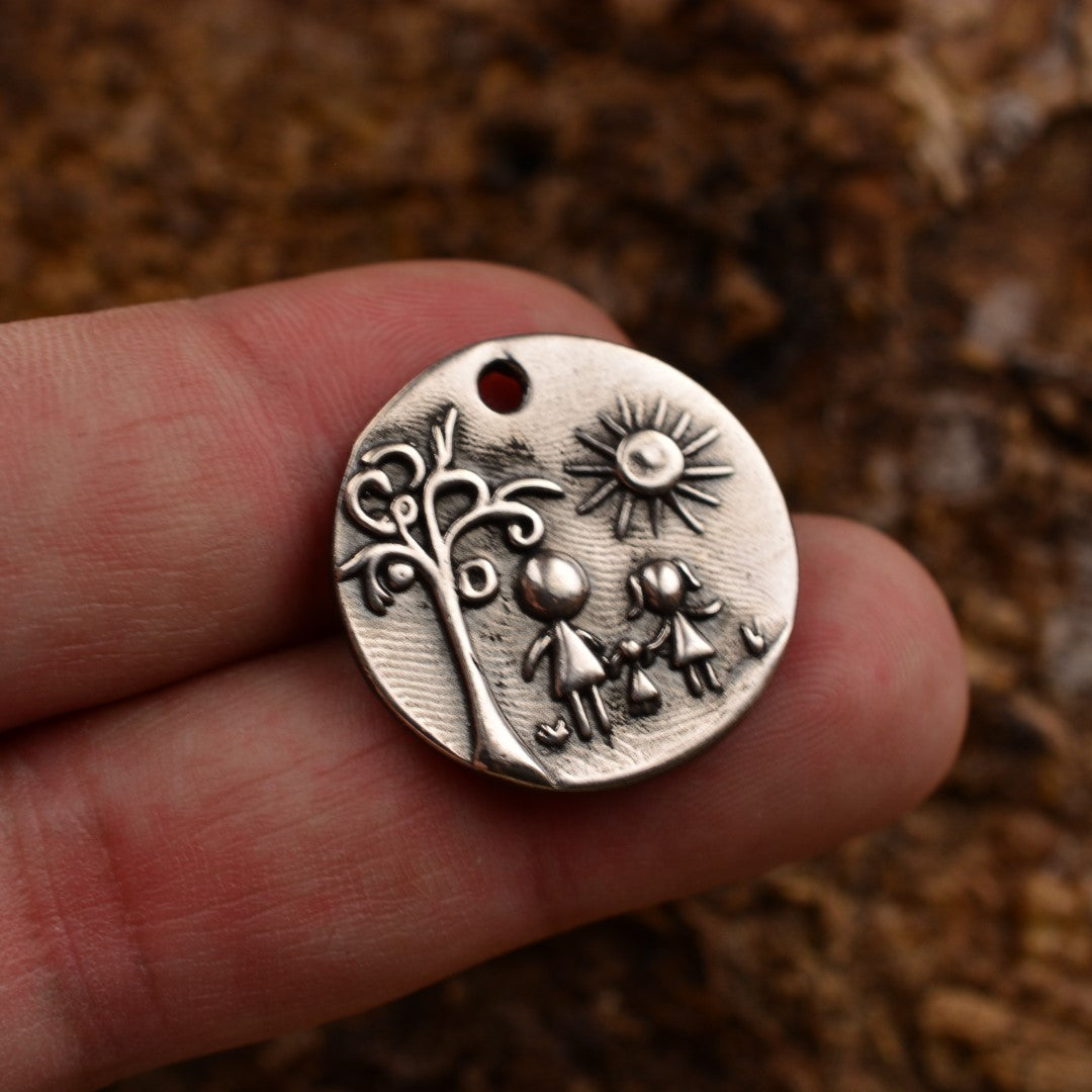 Сребърен медальон 925 „Фамилия“ – ръчно изработен талисман на любовта, семейството и връзката между поколенията, бохо-рустик скулптурно бижу от Арт Дива, заснето върху естествен фон.
