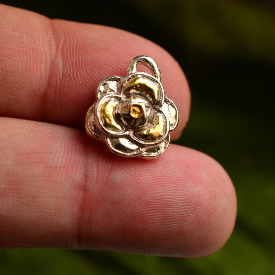 Ръчно изработен сребърен медальон 925 „Камелия“ със златни акценти | Талисман за женственост и вътрешна сила | Амулет на красотата | Бохо – Рустик – Скулптурни бижута | Арт Дива