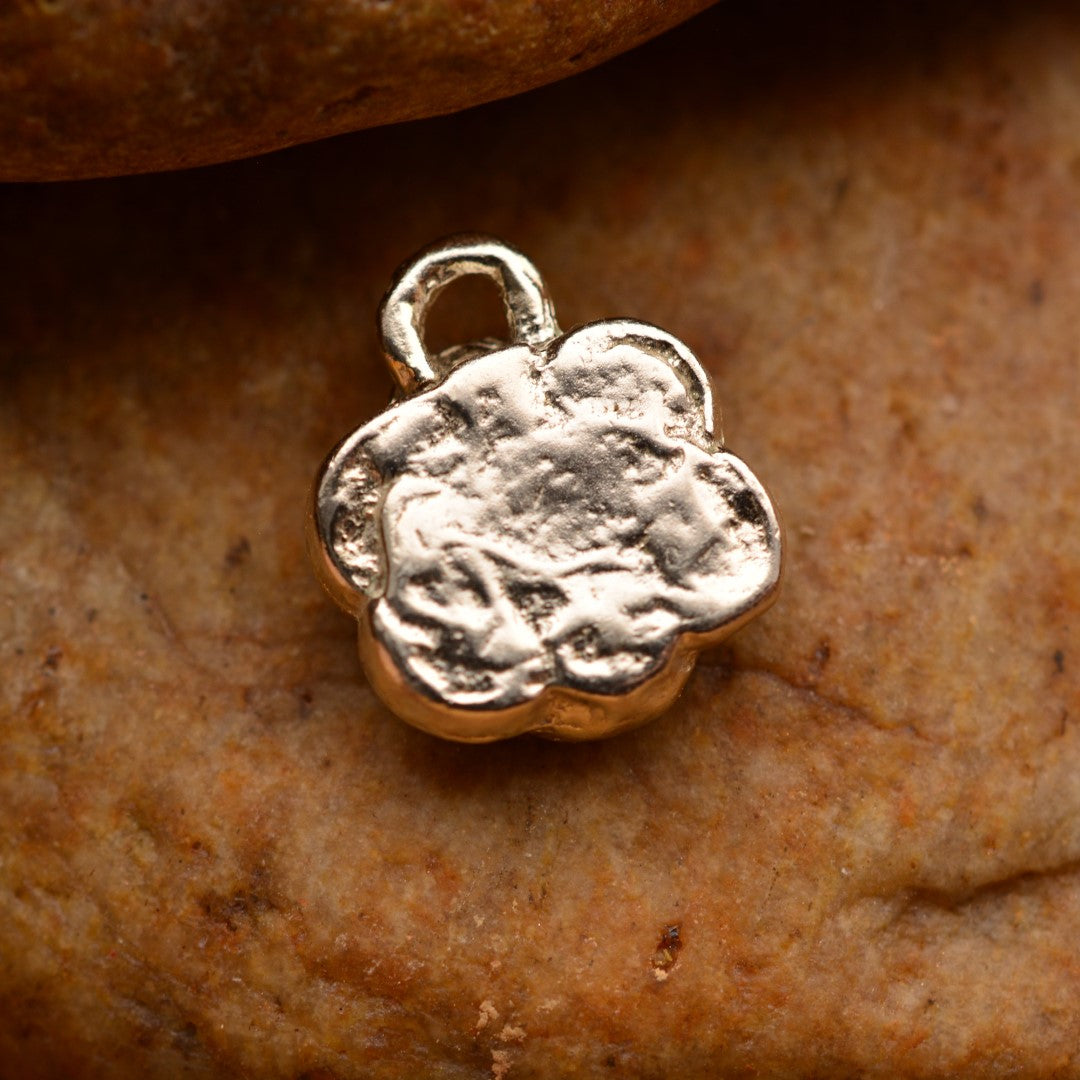 Ръчно изработен сребърен медальон 925 „Камелия“ със златни акценти | Талисман за женственост и вътрешна сила | Амулет на красотата | Бохо – Рустик – Скулптурни бижута | Арт Дива