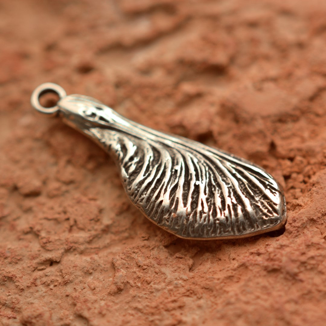 Сребърен медальон 925 „Кленово семе“ | Ръчна изработка | Талисман против бездетие и за нов живот | Арт Дива