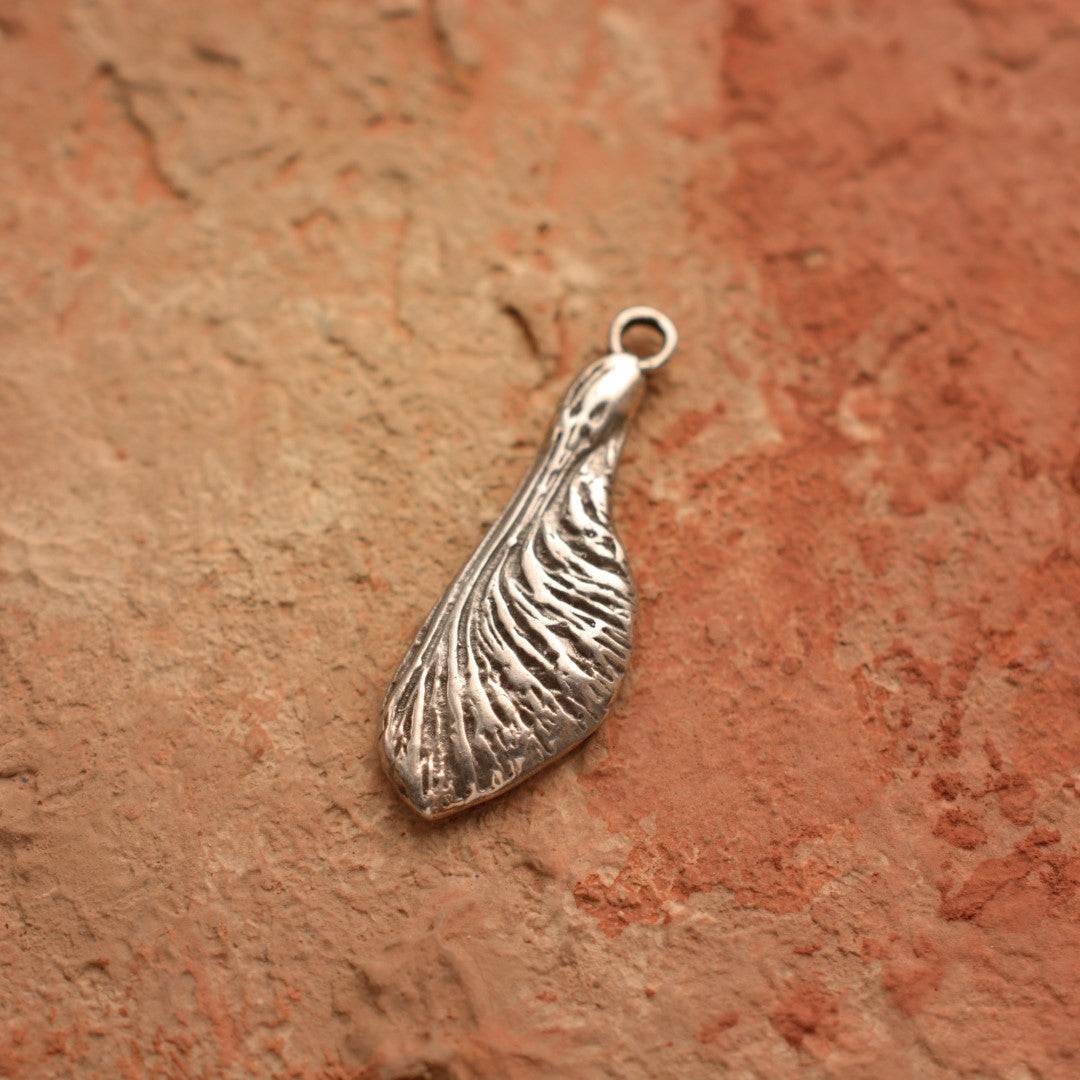 Сребърен медальон 925 „Кленово семе“ | Ръчна изработка | Талисман против бездетие и за нов живот | Арт Дива