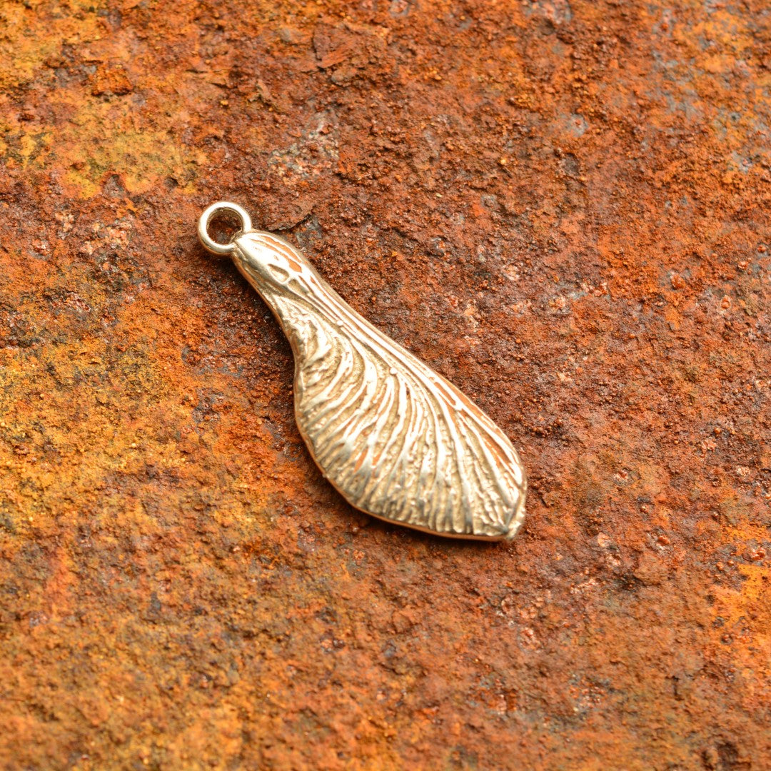 Сребърен медальон 925 „Кленово семе“ | Талисман на новото начало и плодородието | Ръчно изработено бижу от ArtDiva | Бохо – Рустик – Скулптурно бижу