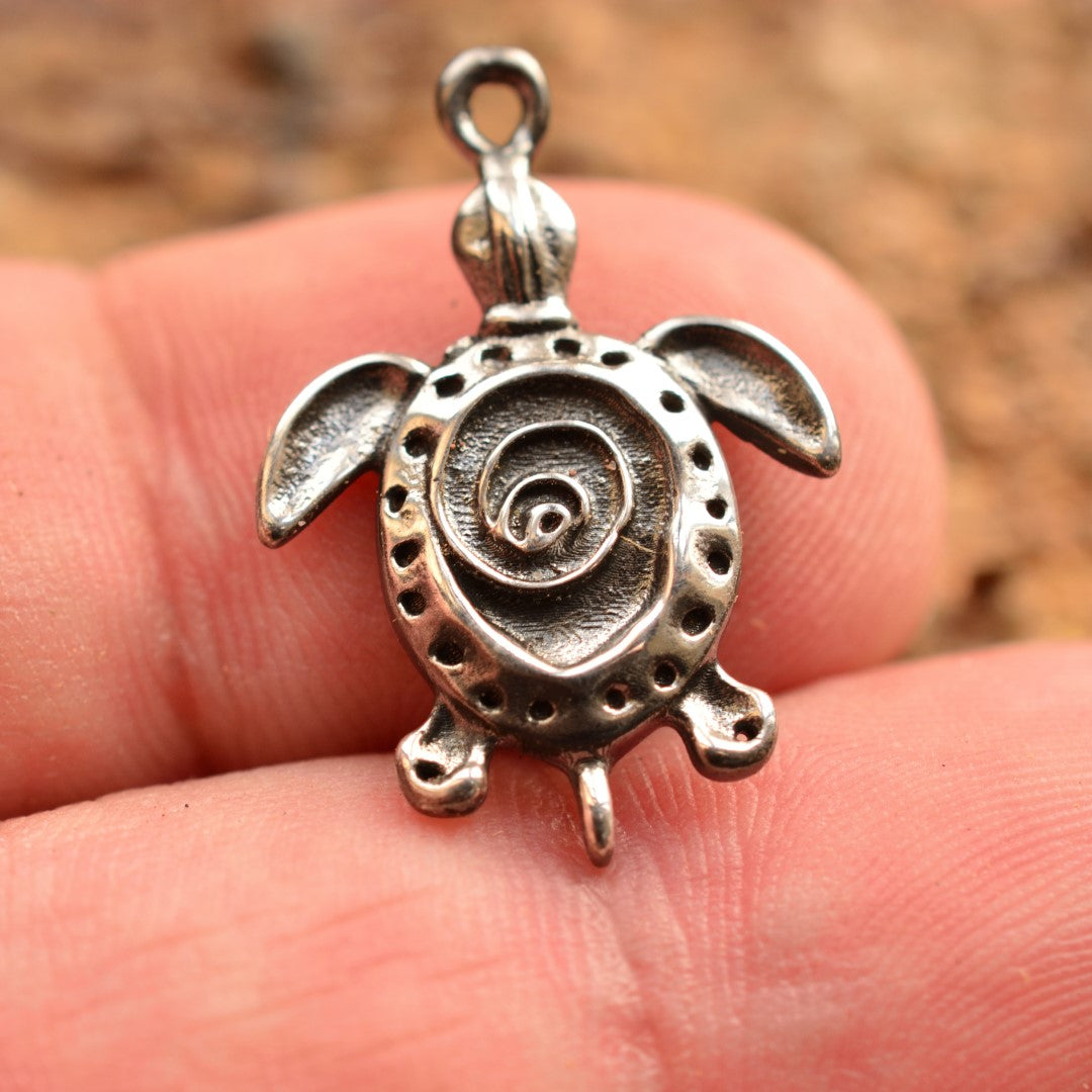 Сребърен медальон 925 „Костенурка“ – ръчно изработен талисман на дълголетие, мъдрост и закрила, бохо-рустик скулптурно бижу от Арт Дива, заснето върху естествен пясъчно-каменен фон.
