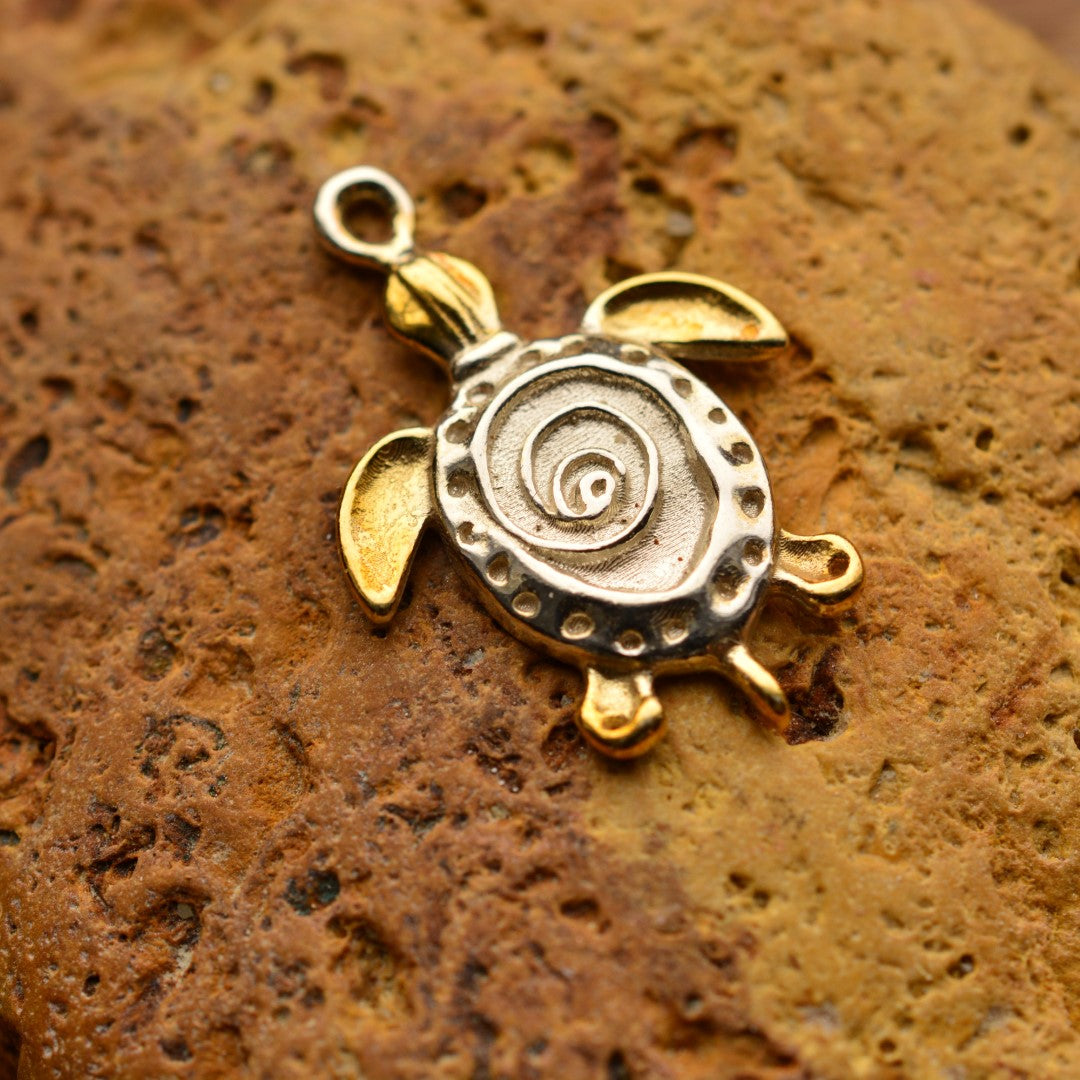 Ръчно изработен сребърен медальон 925 „Костенурка“ със златни акценти | Талисман на спокойствието, устойчивостта и дълголетието | Амулет на вътрешния баланс и мъдростта на природата | Бохо – Рустик – Скулптурни бижута | Арт Дива
