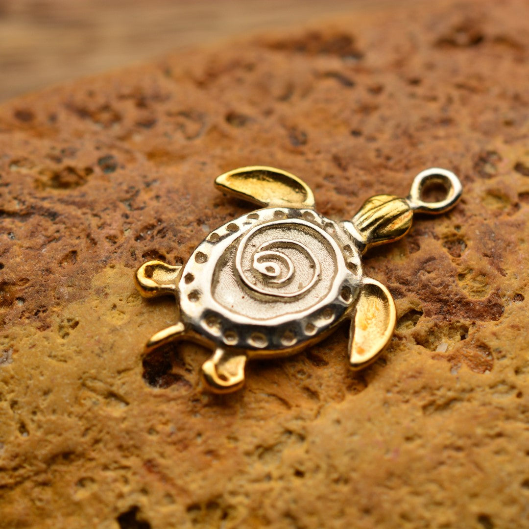 Ръчно изработен сребърен медальон 925 „Костенурка“ със златни акценти | Талисман на спокойствието, устойчивостта и дълголетието | Амулет на вътрешния баланс и мъдростта на природата | Бохо – Рустик – Скулптурни бижута | Арт Дива