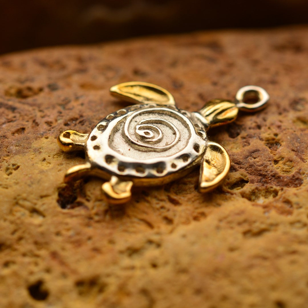 Ръчно изработен сребърен медальон 925 „Костенурка“ със златни акценти | Талисман на спокойствието, устойчивостта и дълголетието | Амулет на вътрешния баланс и мъдростта на природата | Бохо – Рустик – Скулптурни бижута | Арт Дива