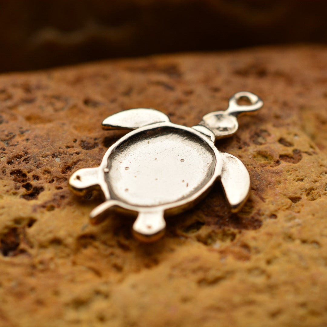 Ръчно изработен сребърен медальон 925 „Костенурка“ със златни акценти | Талисман на спокойствието, устойчивостта и дълголетието | Амулет на вътрешния баланс и мъдростта на природата | Бохо – Рустик – Скулптурни бижута | Арт Дива