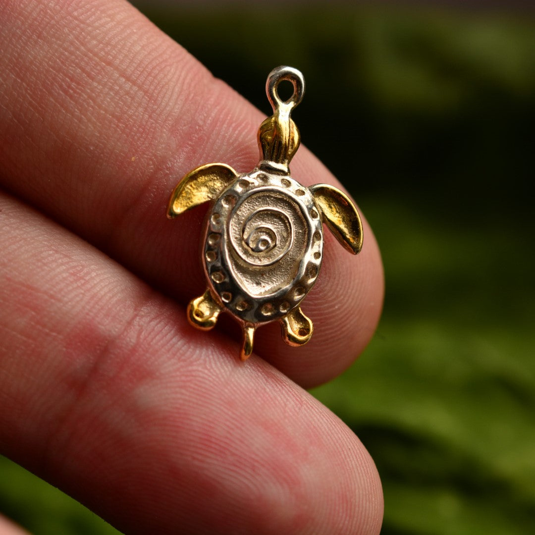 Ръчно изработен сребърен медальон 925 „Костенурка“ със златни акценти | Талисман на спокойствието, устойчивостта и дълголетието | Амулет на вътрешния баланс и мъдростта на природата | Бохо – Рустик – Скулптурни бижута | Арт Дива