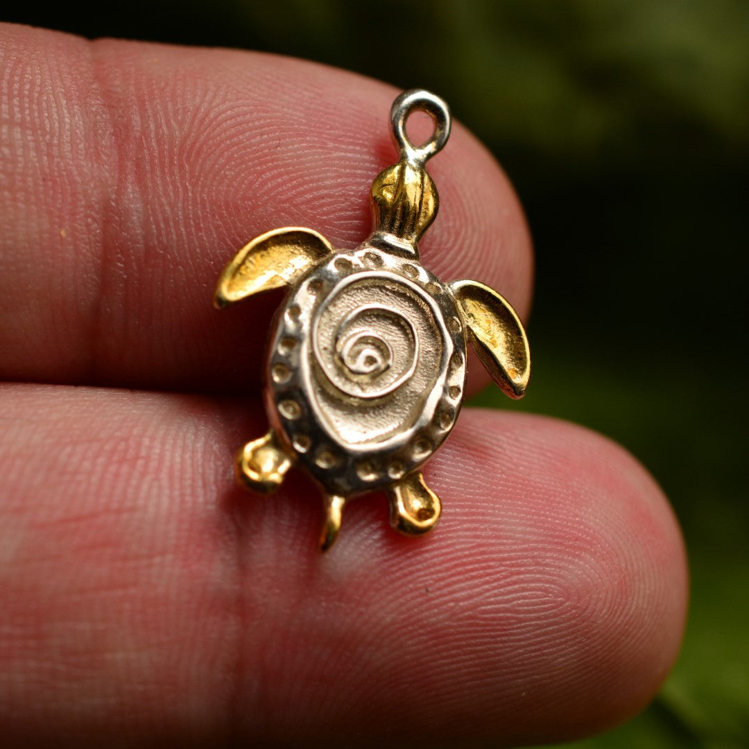 Ръчно изработен сребърен медальон 925 „Костенурка“ със златни акценти | Талисман на спокойствието, устойчивостта и дълголетието | Амулет на вътрешния баланс и мъдростта на природата | Бохо – Рустик – Скулптурни бижута | Арт Дива