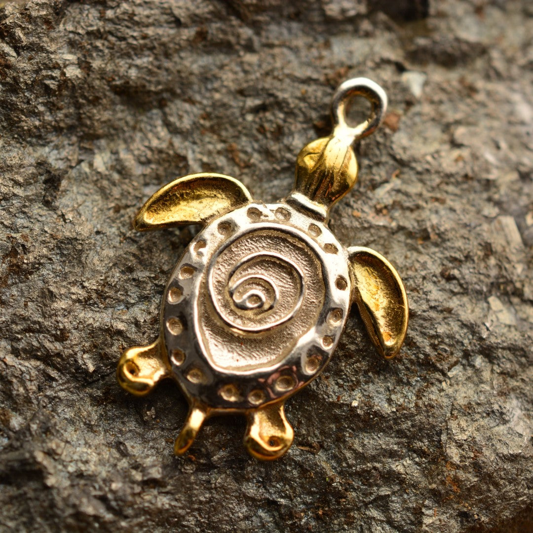 Ръчно изработен сребърен медальон 925 „Костенурка“ със златни акценти | Талисман на спокойствието, устойчивостта и дълголетието | Амулет на вътрешния баланс и мъдростта на природата | Бохо – Рустик – Скулптурни бижута | Арт Дива
