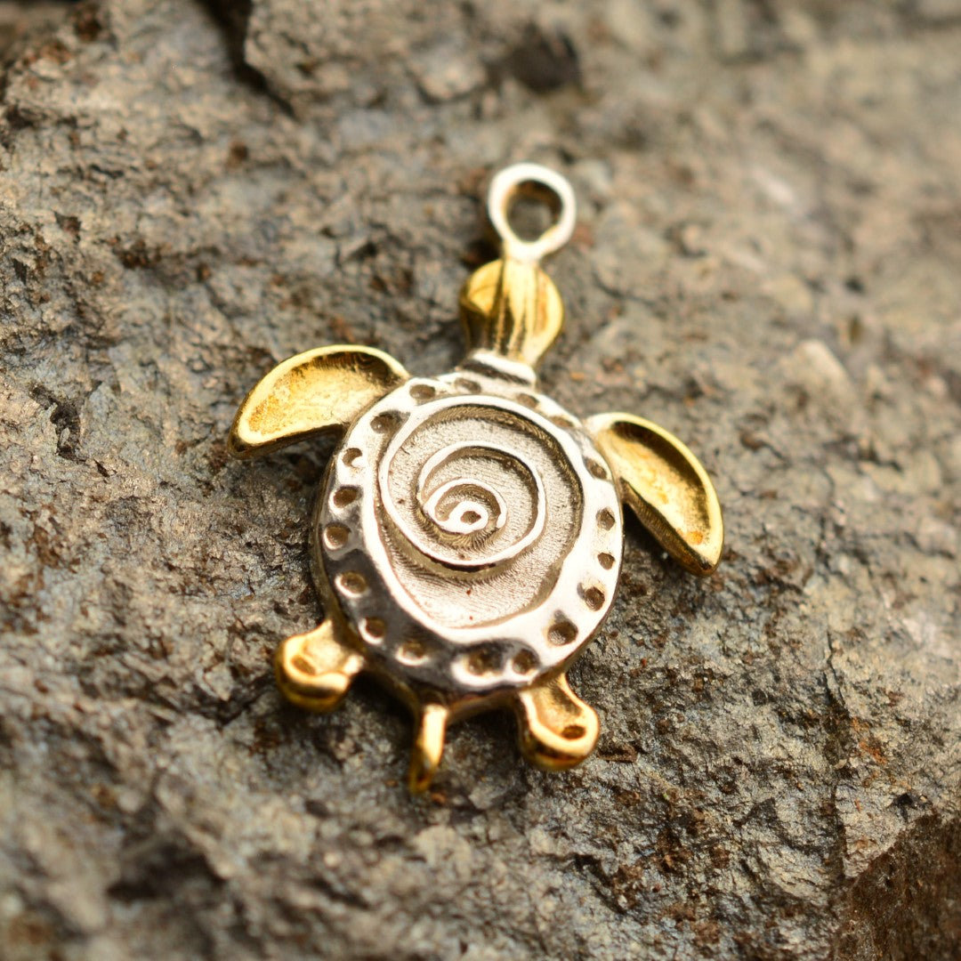 Ръчно изработен сребърен медальон 925 „Костенурка“ със златни акценти | Талисман на спокойствието, устойчивостта и дълголетието | Амулет на вътрешния баланс и мъдростта на природата | Бохо – Рустик – Скулптурни бижута | Арт Дива