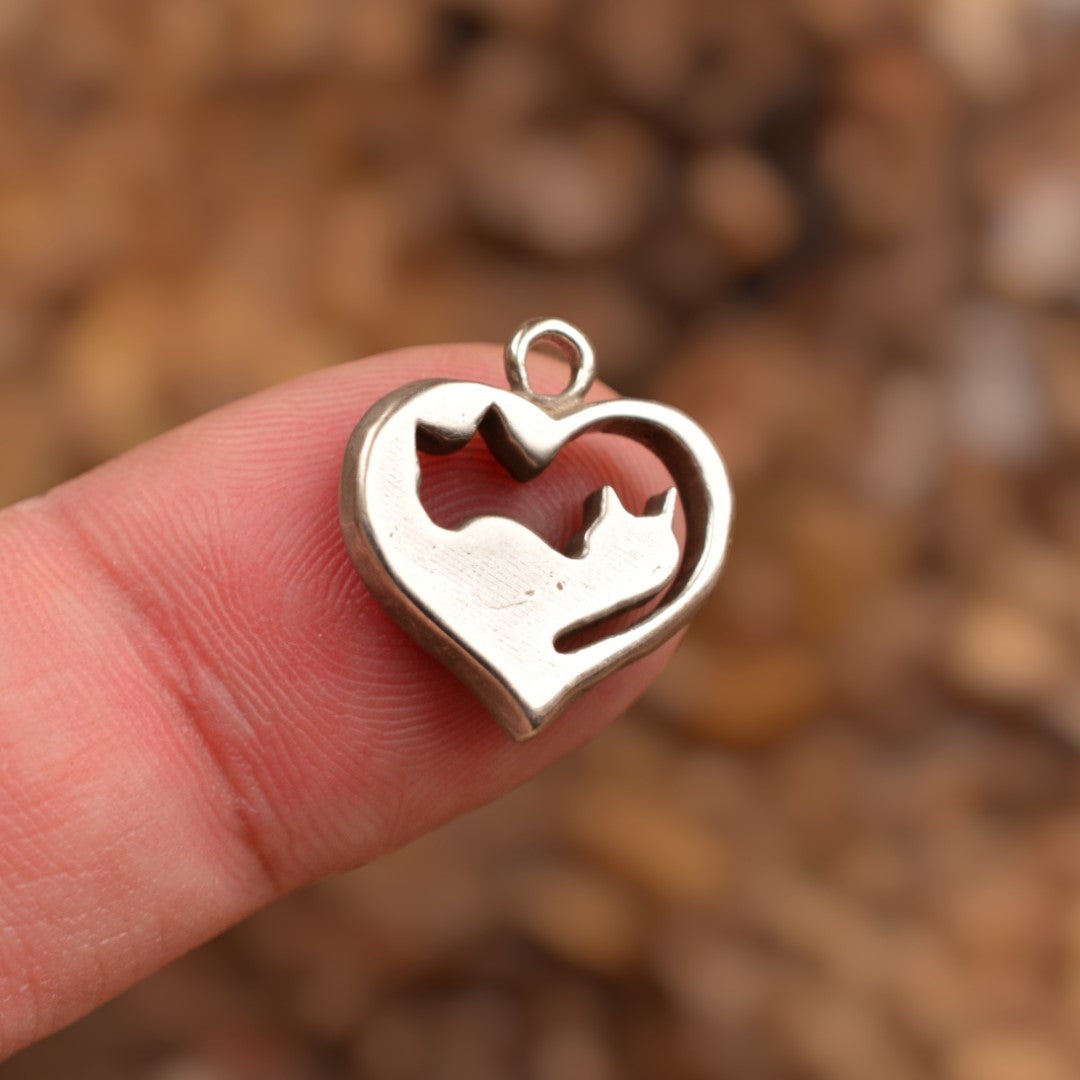 Сребърен медальон 925 „Котки Ин и Ян“ – ръчно изработен талисман и символ на любовта към котките и вътрешната хармония, бохо-рустик скулптурно бижу от Арт Дива, заснето върху неутрален фон.
