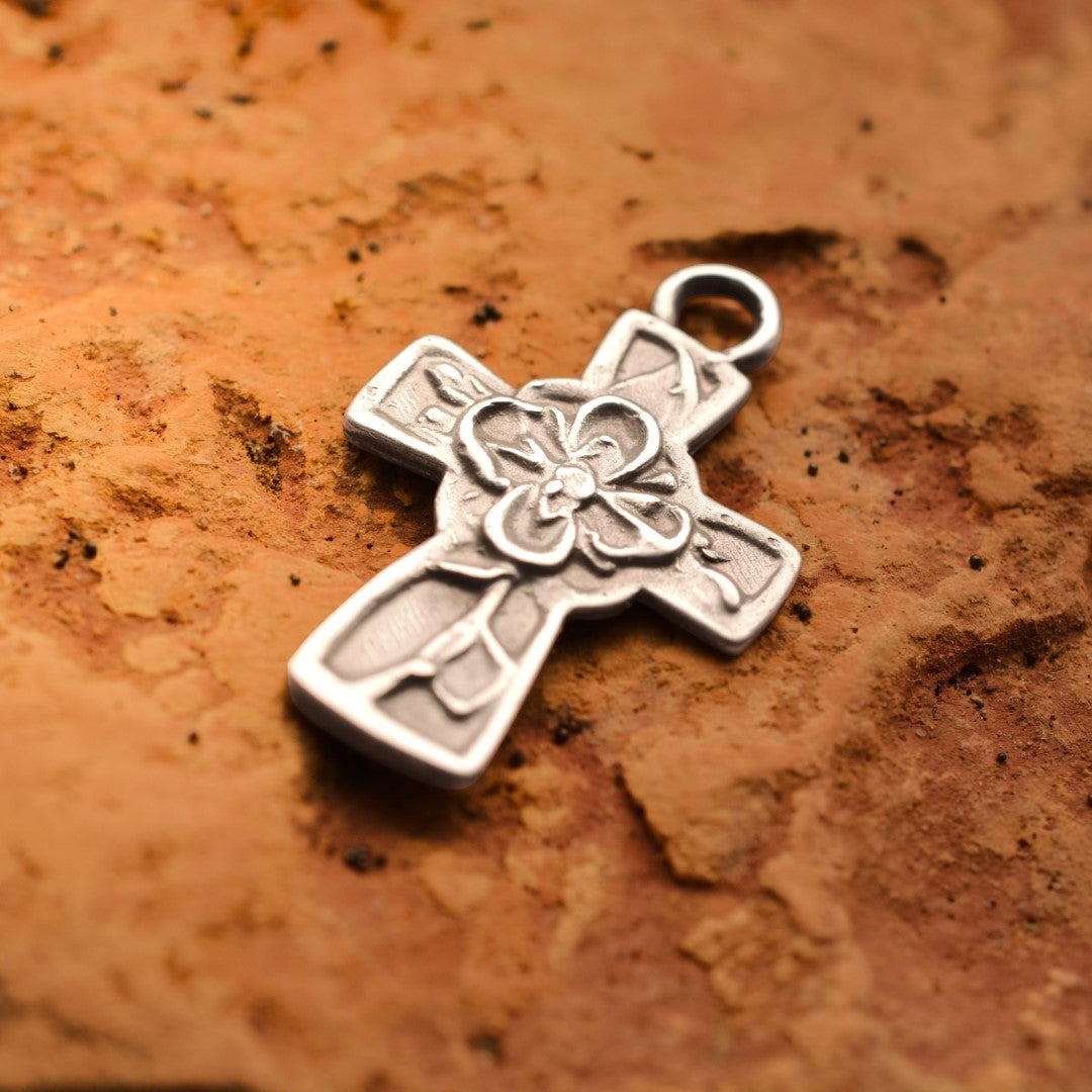 Сребърен медальон 925 „Кръст с цвете“ | Талисман и амулет на вярата и надеждата | Ръчно изработено бижу от Арт Дива | Бохо – Рустик – Скулптурно бижу