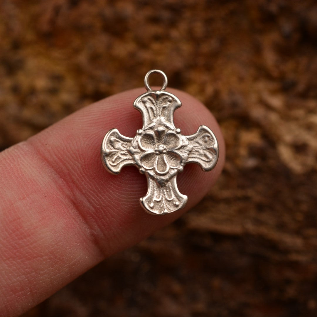 Сребърен медальон 925 „Кръст с цвете“ – ръчно изработен дамски талисман на вярата и закрилата, бохо-рустик скулптурно бижу от Арт Дива, заснето върху естествен фон.
