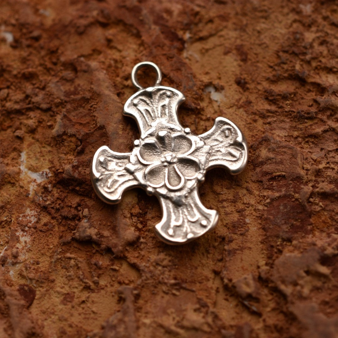 Сребърен медальон 925 „Кръст с цвете“ | Дамски талисман за вяра и закрила | Art Diva – ръчна изработка, бохо рустик скулптурно бижу 