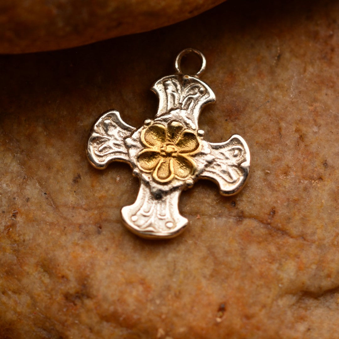 Сребърен медальон 925 „Кръст с цвете“ със златни акценти – ръчно изработен талисман на вярата, духовната сила и закрилата, бохо-рустик скулптурно бижу от Арт Дива, заснето върху каменен фон.
