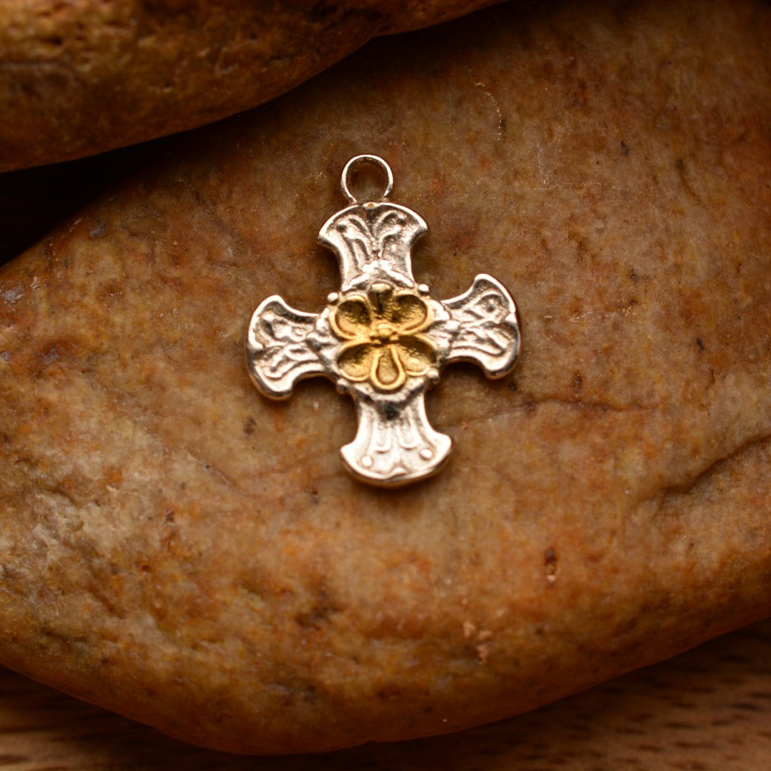 Сребърен медальон 925 „Кръст с цвета“ със златни акценти | Талисман на вярата и духовната сила | Амулет за закрила и вътрешен мир | Бохо – Рустик – Скулптурни бижута | Арт Дива